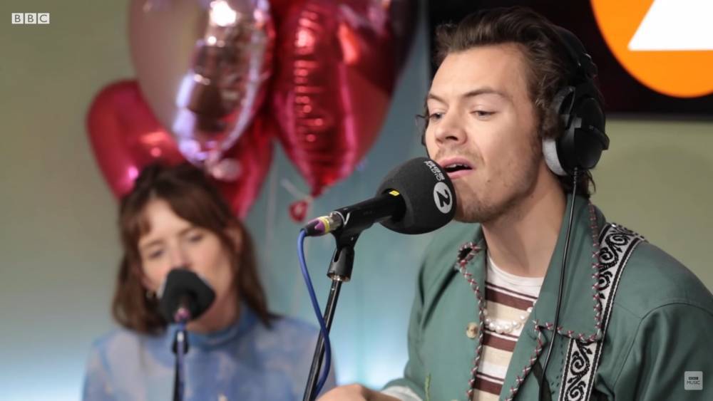 Harry Styles Expertly Covers Joni Mitchell’s ‘Big Yellow Taxi’ - etcanada.com