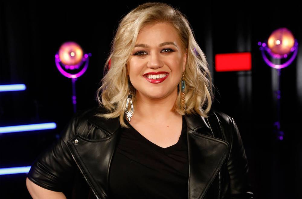Kelly Clarkson 'Blown Away' by Valentine's Day Gift from 'Voice' Coaches: Watch - www.billboard.com