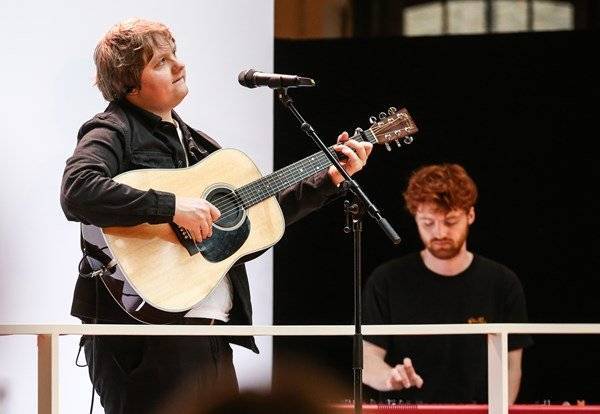 Lewis Capaldi stuns crowds in London with surprise pop-up gig - www.breakingnews.ie - Scotland - London