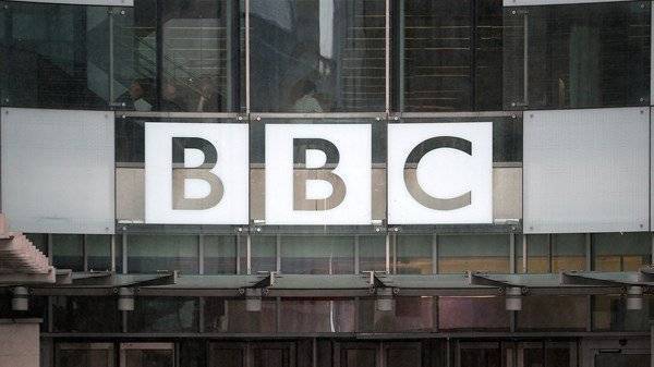 Downing Street warns the BBC that the TV licence fee is facing the axe - www.breakingnews.ie - Britain
