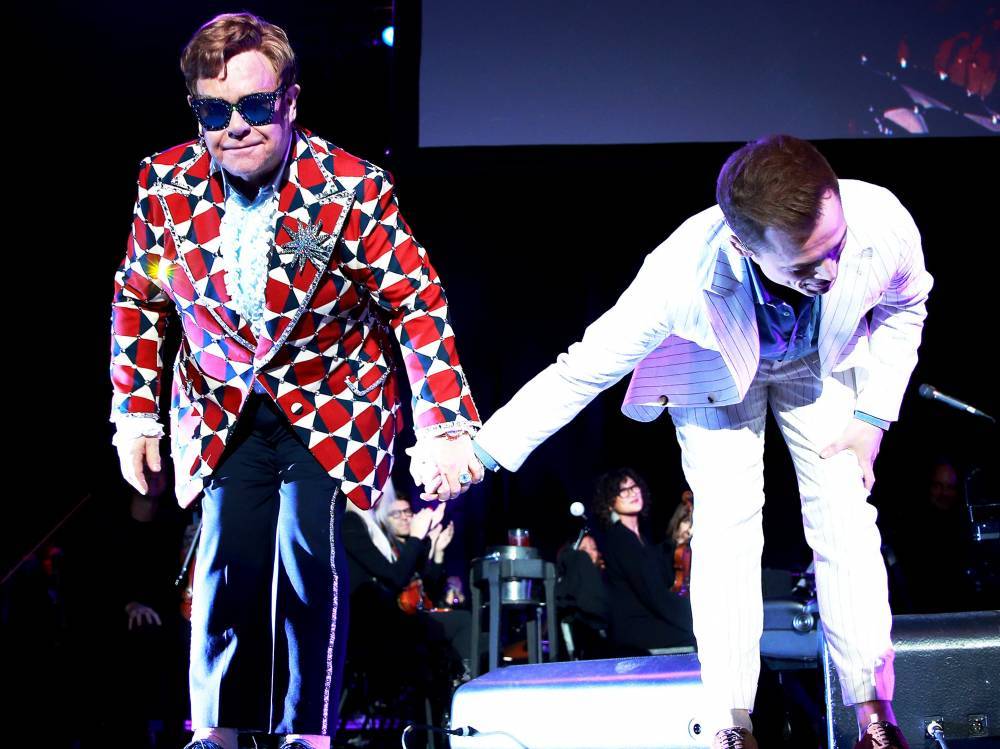 'I'M SO SORRY': Walking pneumonia forces tearful Elton John to walk offstage during concert - torontosun.com - New Zealand