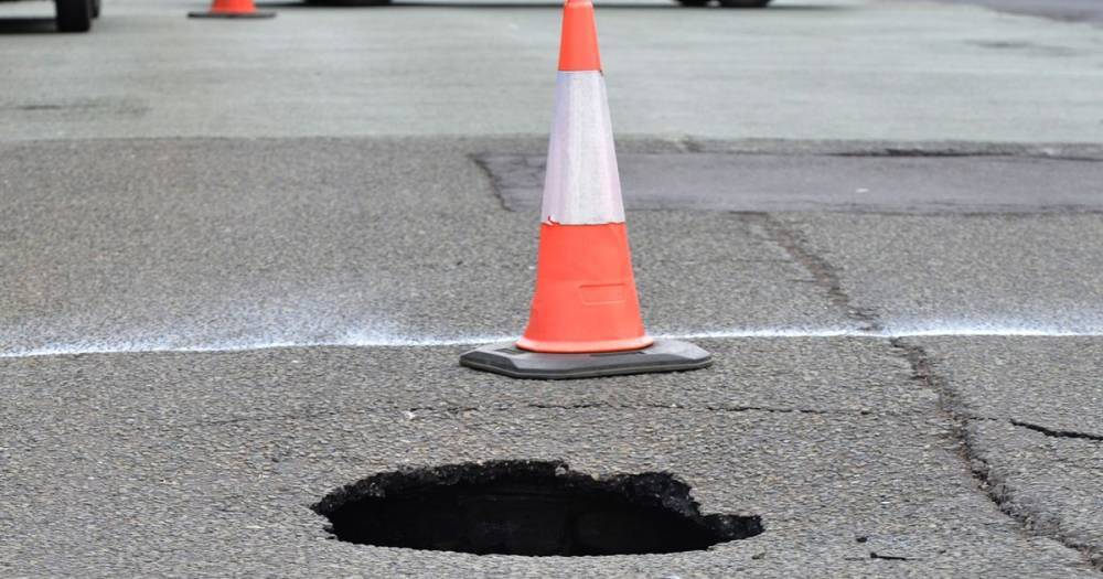 Sinkhole appears in middle of road in Green Quarter - causing traffic chaos - www.manchestereveningnews.co.uk - Manchester
