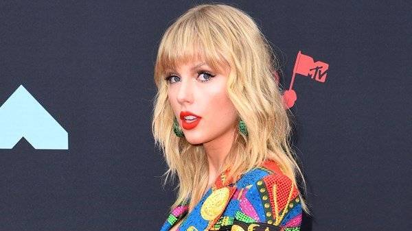 Taylor Swift releases video for The Man performed at Paris concert - www.breakingnews.ie - France - Paris