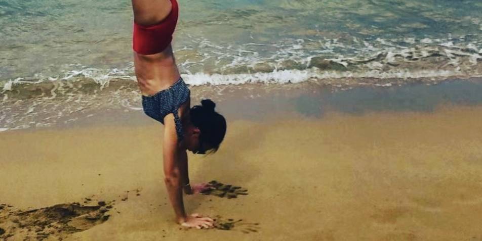 Katie Holmes Is Putting Out "Good Vibes" by Casually Doing Handstands in a Bathing Suit on the Beach - www.marieclaire.com