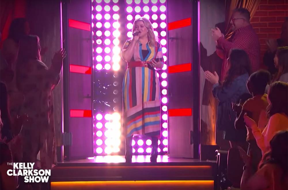 Kelly Clarkson Delivers Another Pitch-Perfect Cover, This Time of Robyn's 'Dancing On My Own': Watch - www.billboard.com