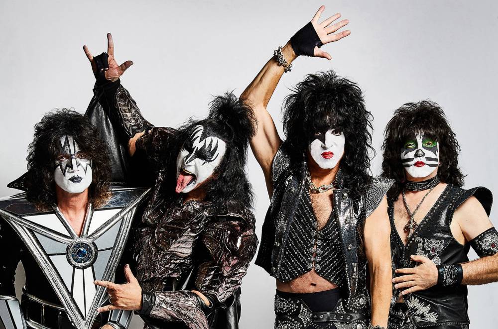 KISS Cover Musician Keeps on Rock n' Rolling While He Accidentally Catches Fire - billboard.com - county Sioux