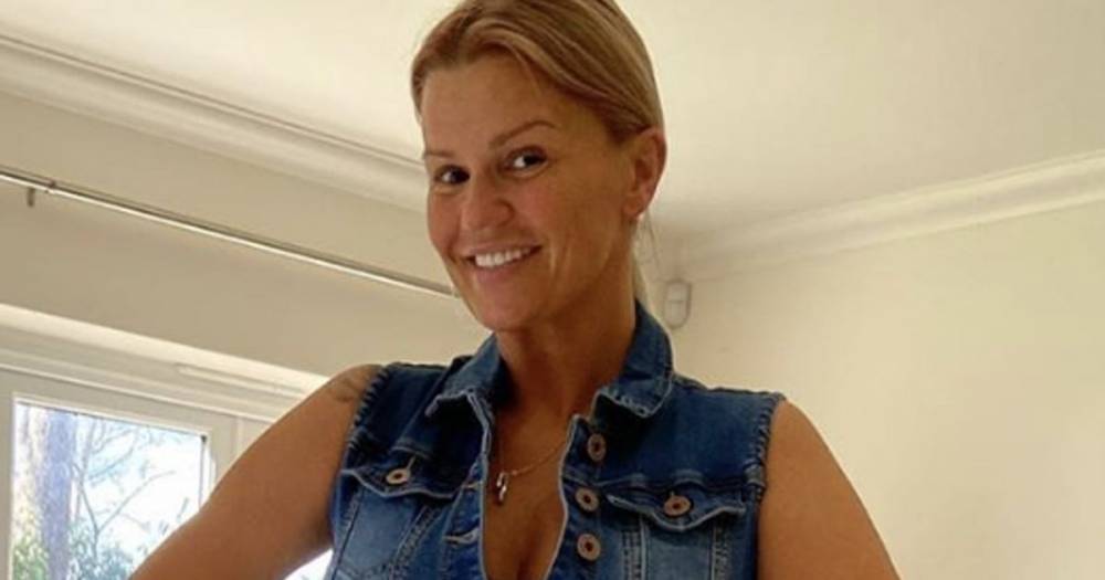 Kerry Katona credits her new six pack to quitting smoking and becoming ‘obsessed’ with yoga - www.ok.co.uk
