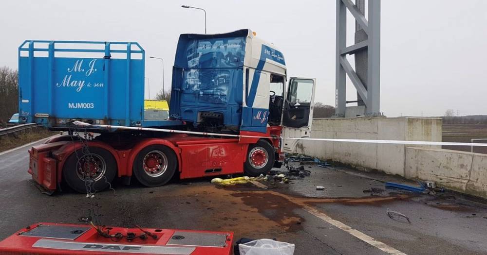 Link road between the M60 and M62 closed after lorry crashes causing diesel spillage - www.manchestereveningnews.co.uk