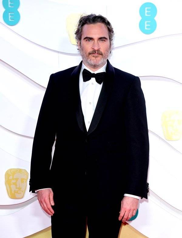 Baftas: Joaquin Phoenix steps out in same suit for third awards show running - www.breakingnews.ie - Britain