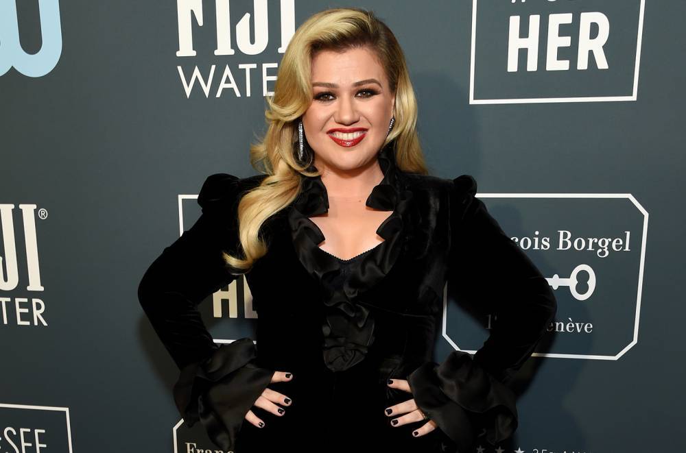 Kelly Clarkson Praises Valerie Bertinelli for 'Punching' Body Shaming 'Square in the Face' - www.billboard.com