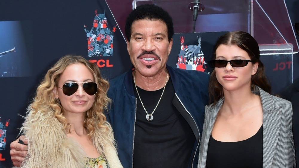 Lionel Richie on the 'Challenge' of Giving Love Advice to Daughters Nicole and Sofia Richie (Exclusive) - www.etonline.com