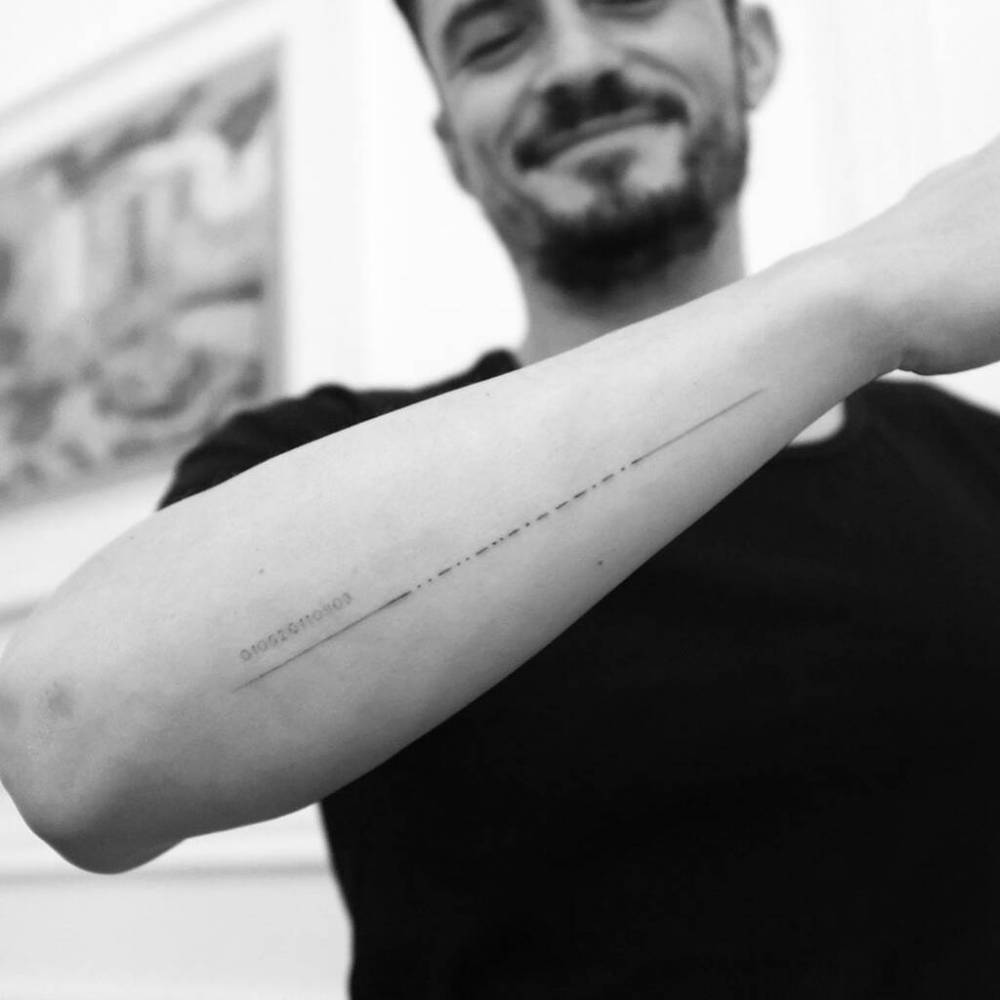 Orlando Bloom fixes misspelled Morse code tattoo - www.peoplemagazine.co.za