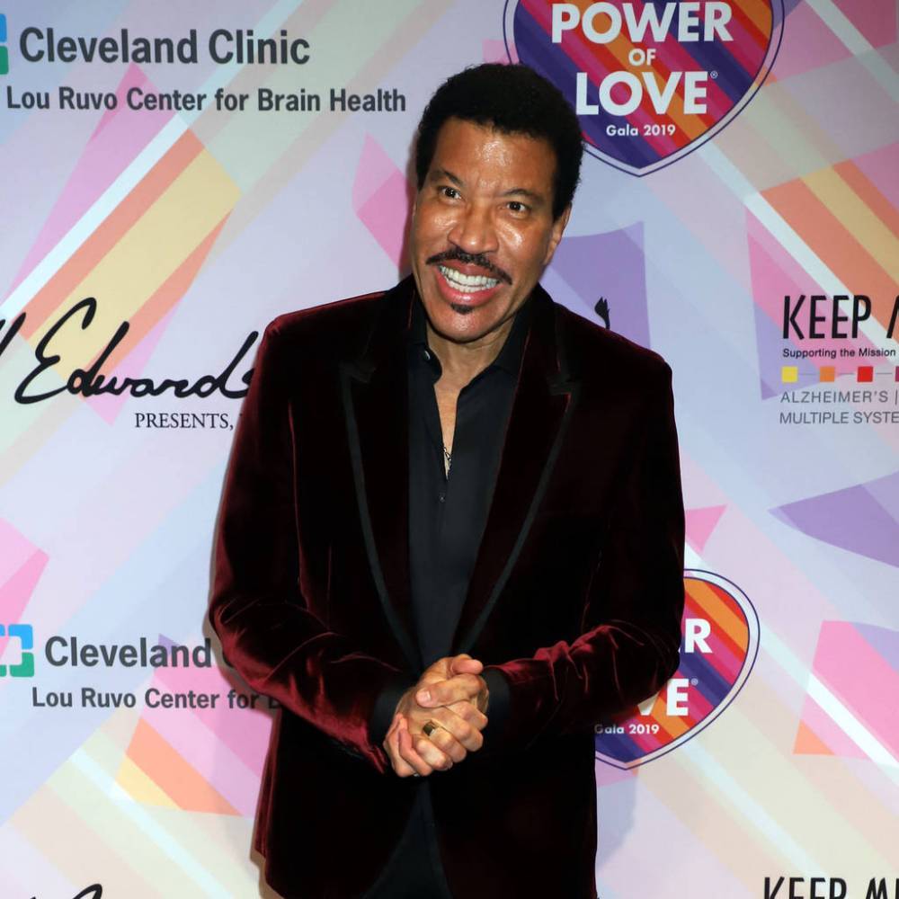 Lionel Richie struggles during ‘open’ conversations with daughters - www.peoplemagazine.co.za