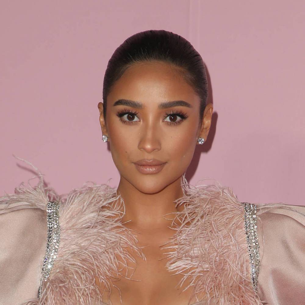 Shay Mitchell thankful for support team as she navigates motherhood - www.peoplemagazine.co.za