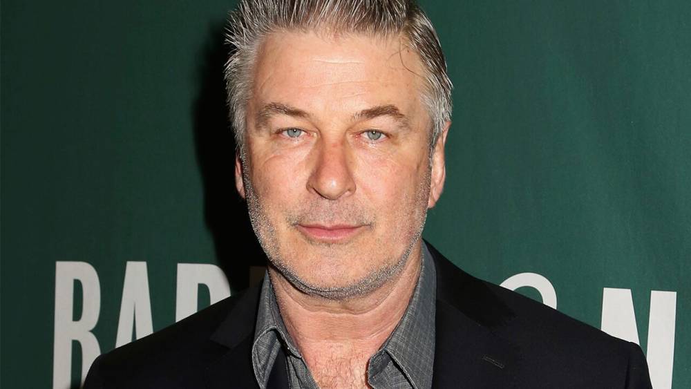 Alec Baldwin bashes Democratic candidates in fiery tweets: 'Why is the bar so low?' - flipboard.com