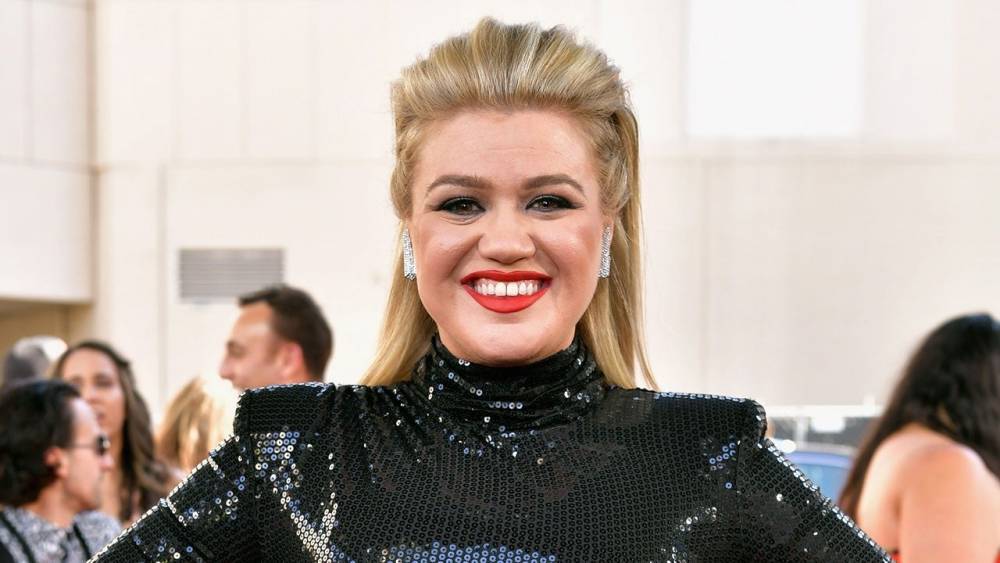 Kelly Clarkson Mocks Altered 'Voice' Promo Pic: 'This Is What I Would Look Like With a Boob Job' - www.etonline.com