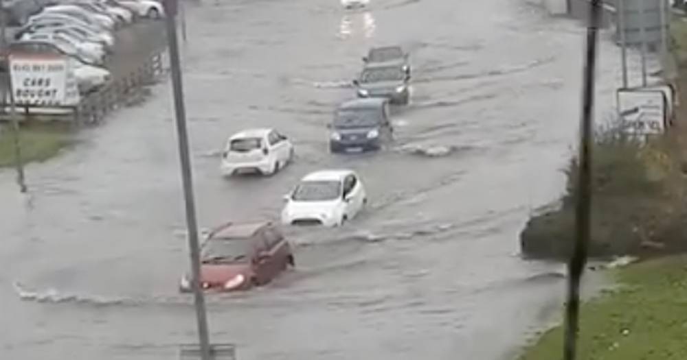 Watch cars submerged in flood water attempt to drive through Paisley street - www.dailyrecord.co.uk - Scotland