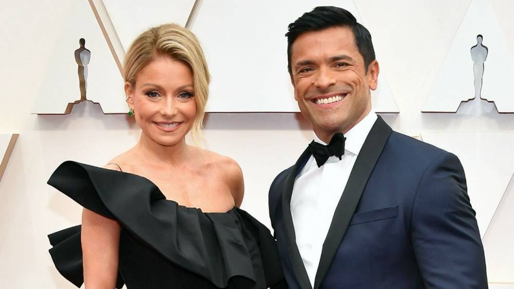 Kelly Ripa Proves Mark Consuelos Doesn't Age With Latest Throwback Pic - www.etonline.com - Hawaii