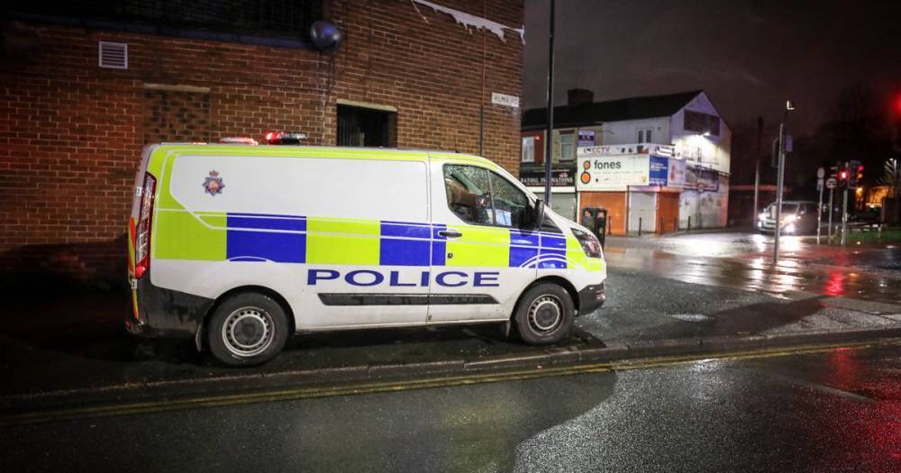 Two arrested after man stabbed in street in Levenshulme - www.manchestereveningnews.co.uk