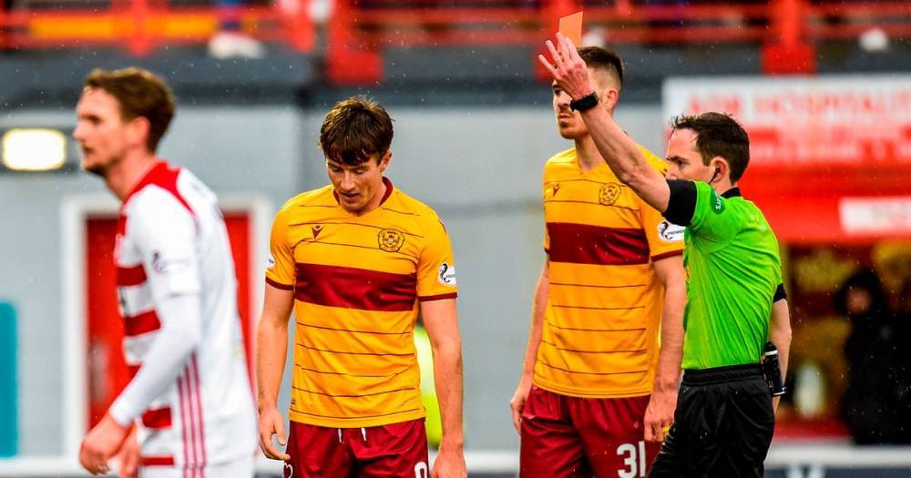 Motherwell's Chris Long given short shrift from boss Robinson after red card - www.dailyrecord.co.uk