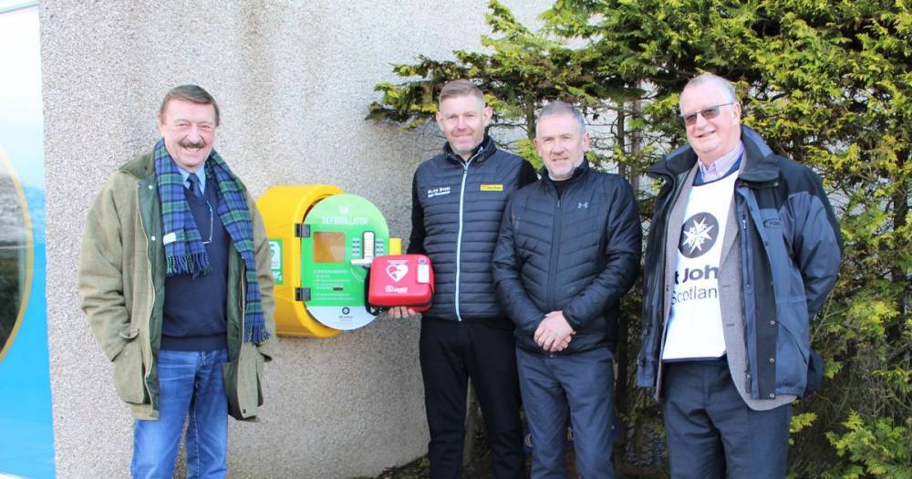 Stephen Gallacher unveils defibrillator at local golf club - www.dailyrecord.co.uk - Scotland