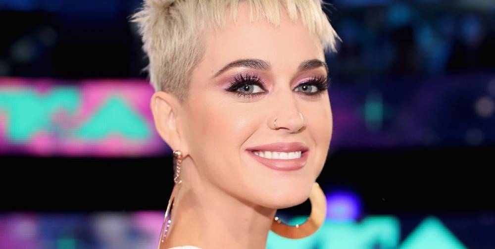 Katy Perry Collapsed on the Set of 'American Idol' and Took Selfies Through the Chaos - www.cosmopolitan.com - USA