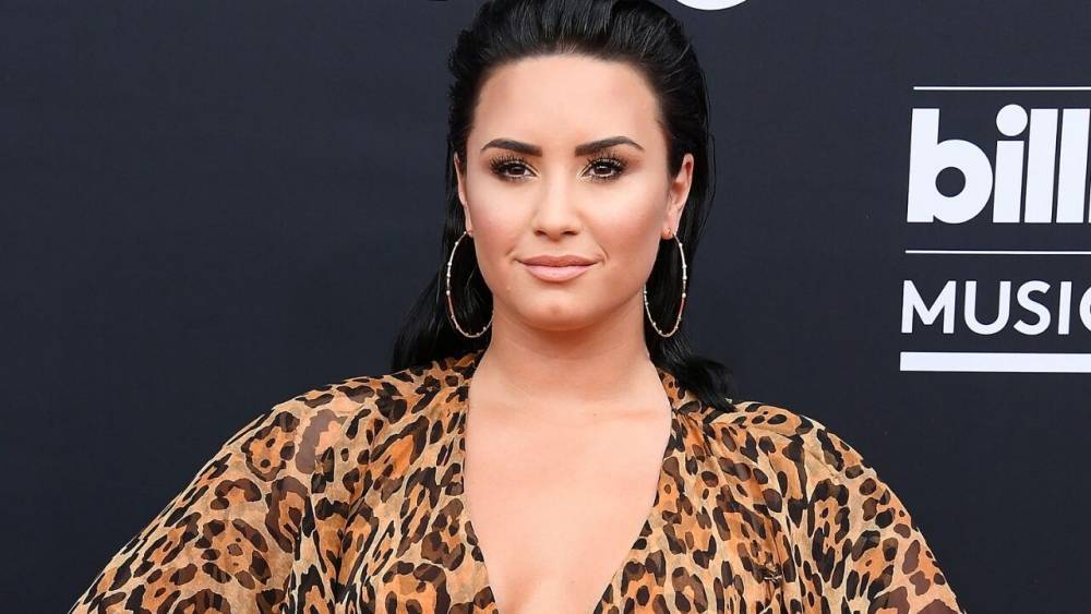 Demi Lovato shares makeup-free selfie: 'It’s important to show myself underneath it all' - flipboard.com