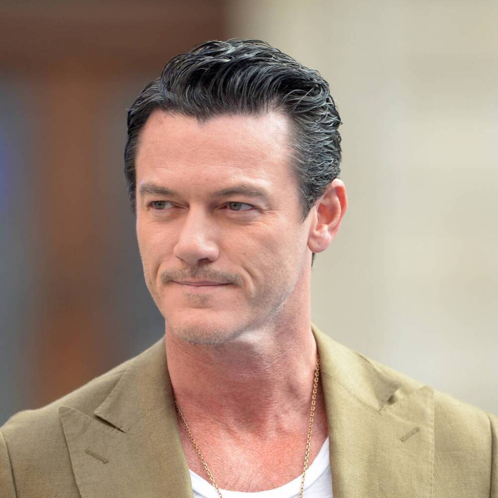 Luke Evans thanks hospital staff for saving his father’s hand - www.peoplemagazine.co.za