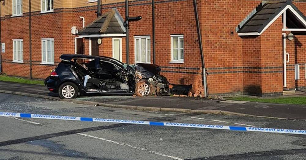 Man seriously injured after car smashes into wall - www.manchestereveningnews.co.uk