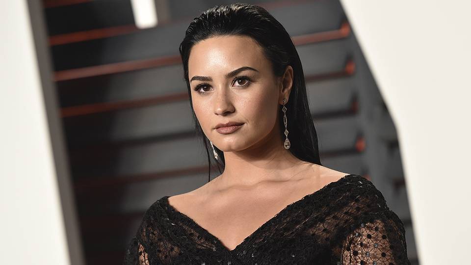 We’re Starting a Fan Club for Demi Lovato’s Freckles in This No-Makeup Selfie - stylecaster.com