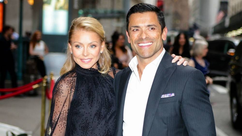 Kelly Ripa Posts Video of Mark Consuelos' Shirtless Workout That Will Leave You 'Extremely Thirsty' - www.etonline.com