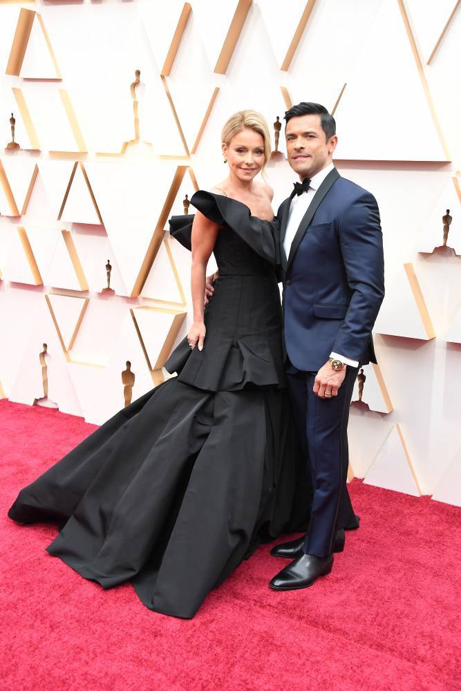 Kelly Ripa Posts ‘Extremely Thirsty’ Workout Clip Of Husband Mark Consuelos - etcanada.com