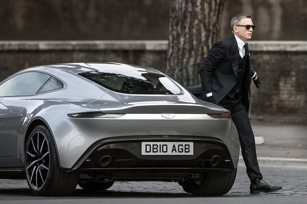 Daniel Craig Admits He ‘Fakes’ It When Driving James Bond’s Aston Martin DB5, Says He ‘Isn’t Allowed’ To Film High-Speed Scenes Any More - etcanada.com