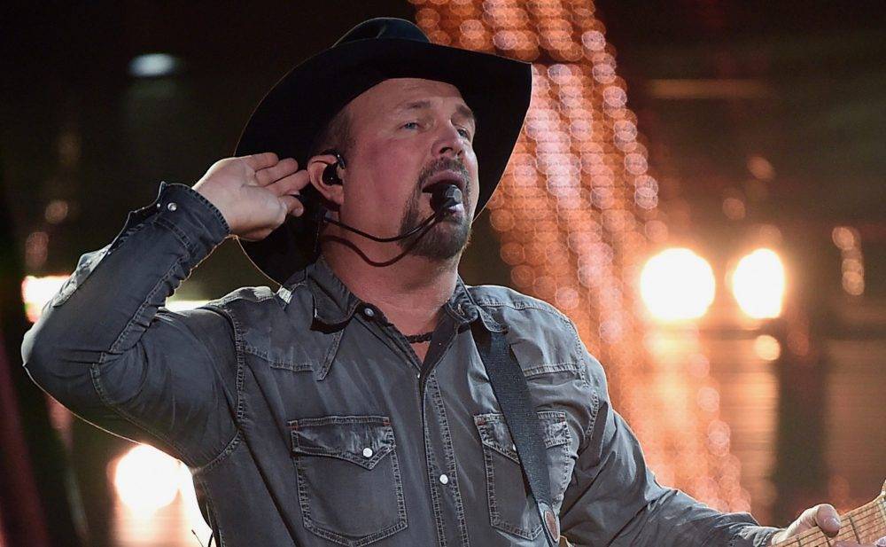 Fans Tear Into Garth Brooks for Endorsing Sanders … Football Player Barry Sanders - variety.com - Detroit - county Barry - county Sanders