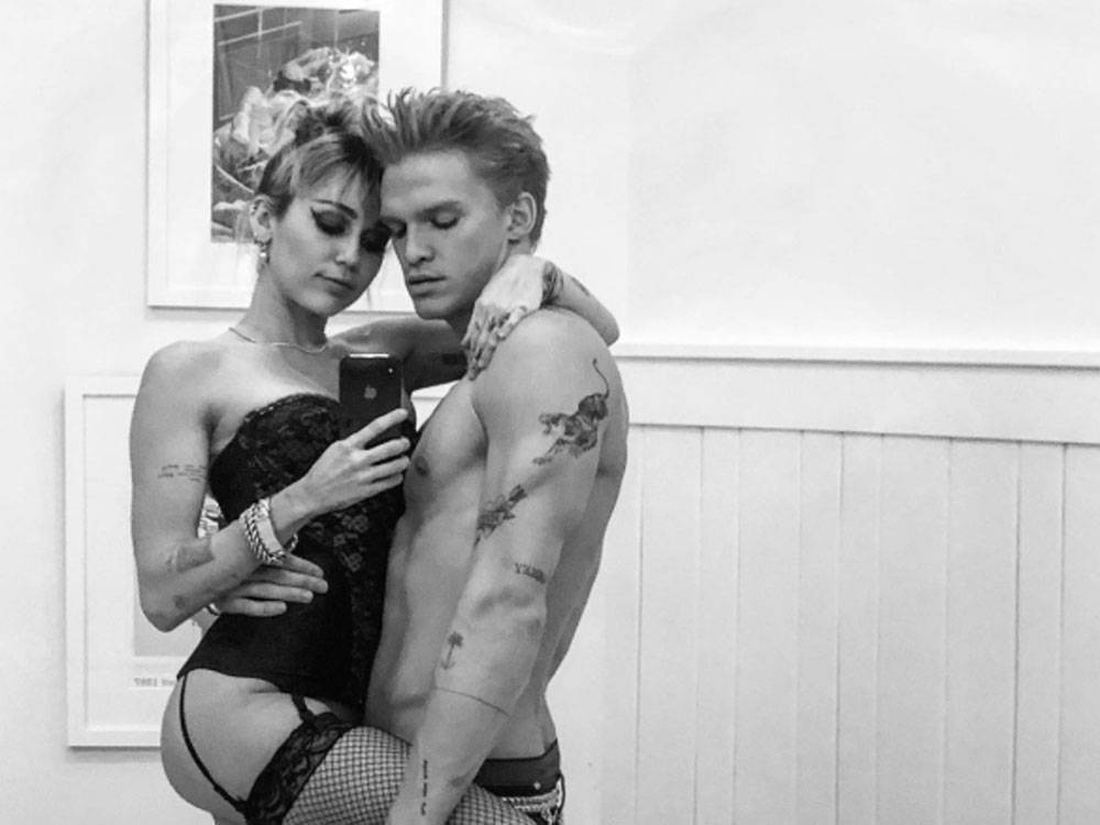 Miley Cyrus flashes boyfriend to help him sing better - torontosun.com