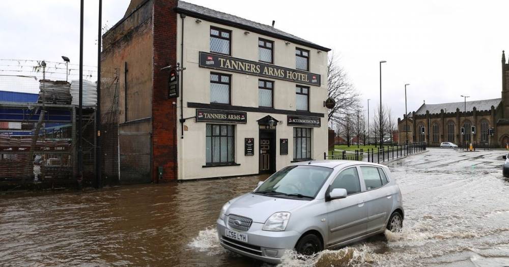 A burst water main in Rochdale has caused hundreds of homes to lose water this morning - www.manchestereveningnews.co.uk