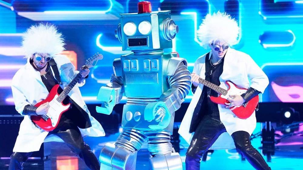 'The Masked Singer': The Robot Gets Shut Down in Truly Shocking Season 3 Premiere - www.etonline.com