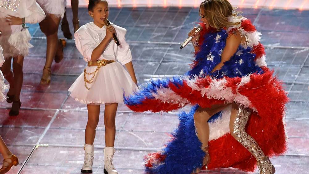 Super Bowl: Jennifer Lopez Stuns in Versace With Political Flag Statement, 27K Crystals and Sequins - www.hollywoodreporter.com - USA - Miami - Puerto Rico