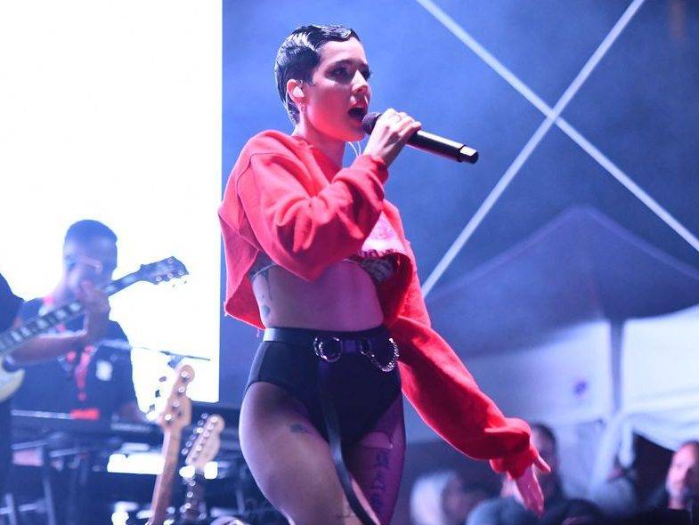 Halsey goes nuclear on heckler chanting ex's name - torontosun.com - Miami