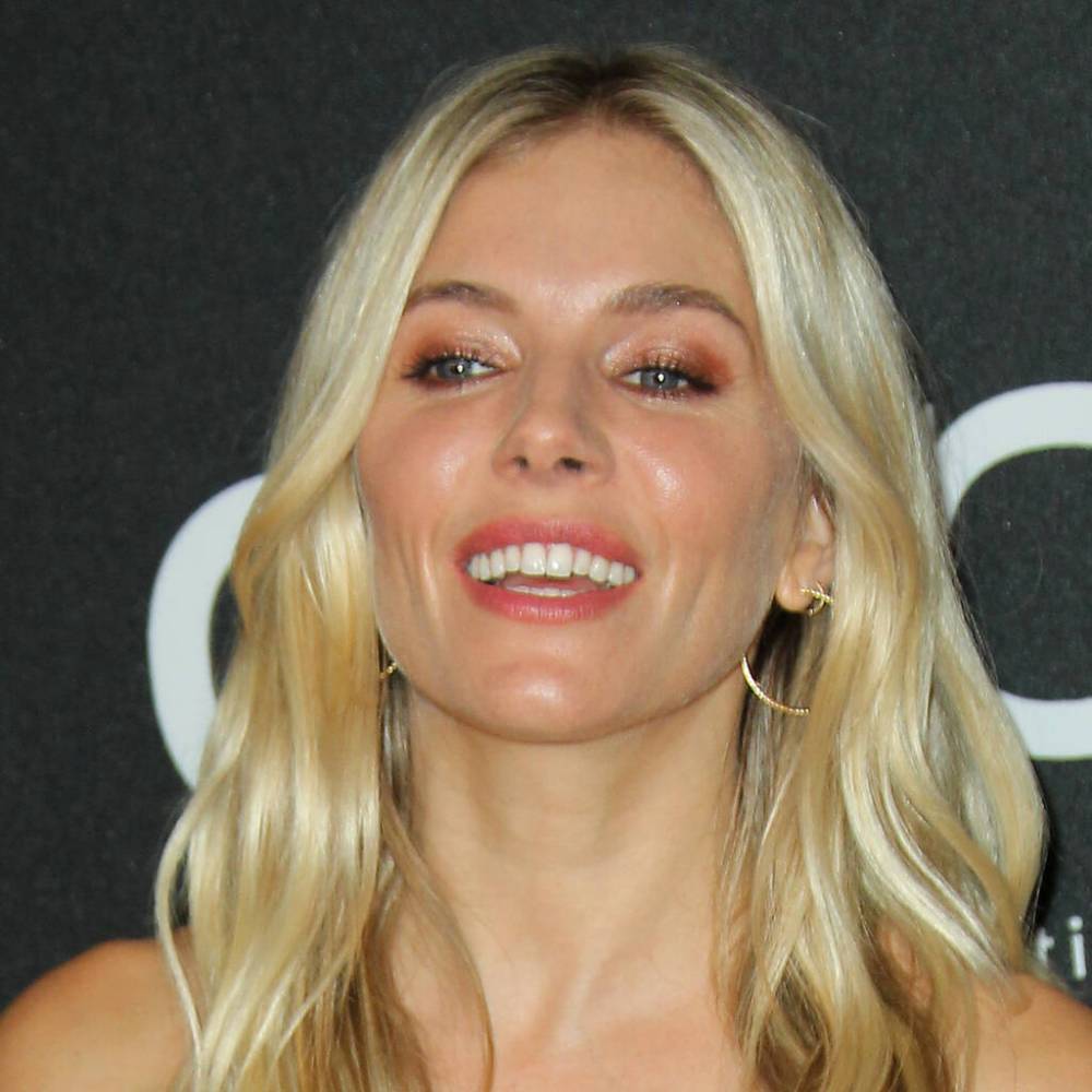 Sienna Miller fuels engagement reports with red carpet ring - www.peoplemagazine.co.za - Britain - USA