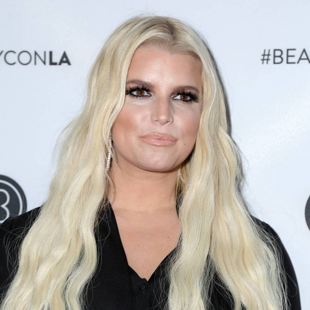 Jessica Simpson was hospitalised for nine days after tummy tuck surgery - www.peoplemagazine.co.za