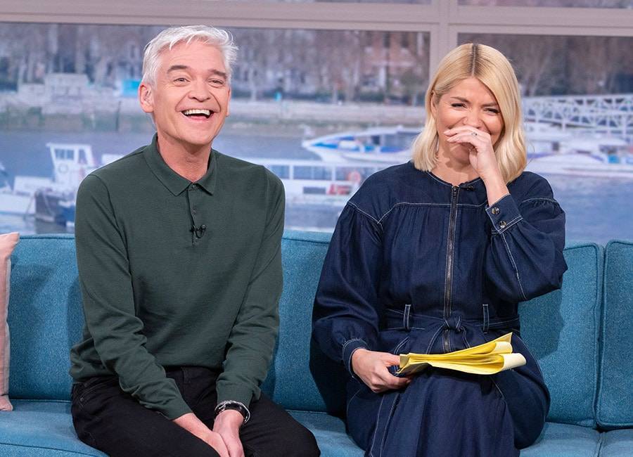 Holly Willoughby breaks silence about rumours that friendship with Phillip is fake - evoke.ie