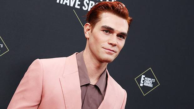 ‘Riverdale’s KJ Apa Kisses Mystery Woman In New Photo Fans Go Wild — See Pic - hollywoodlife.com - France