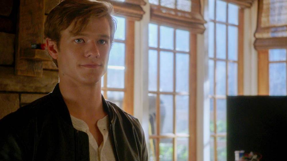 'MacGyver': Lucas Till Says Season 4 Is 'Firing on All Cylinders' -- Watch the Opening Scene! (Exclusive) - www.etonline.com