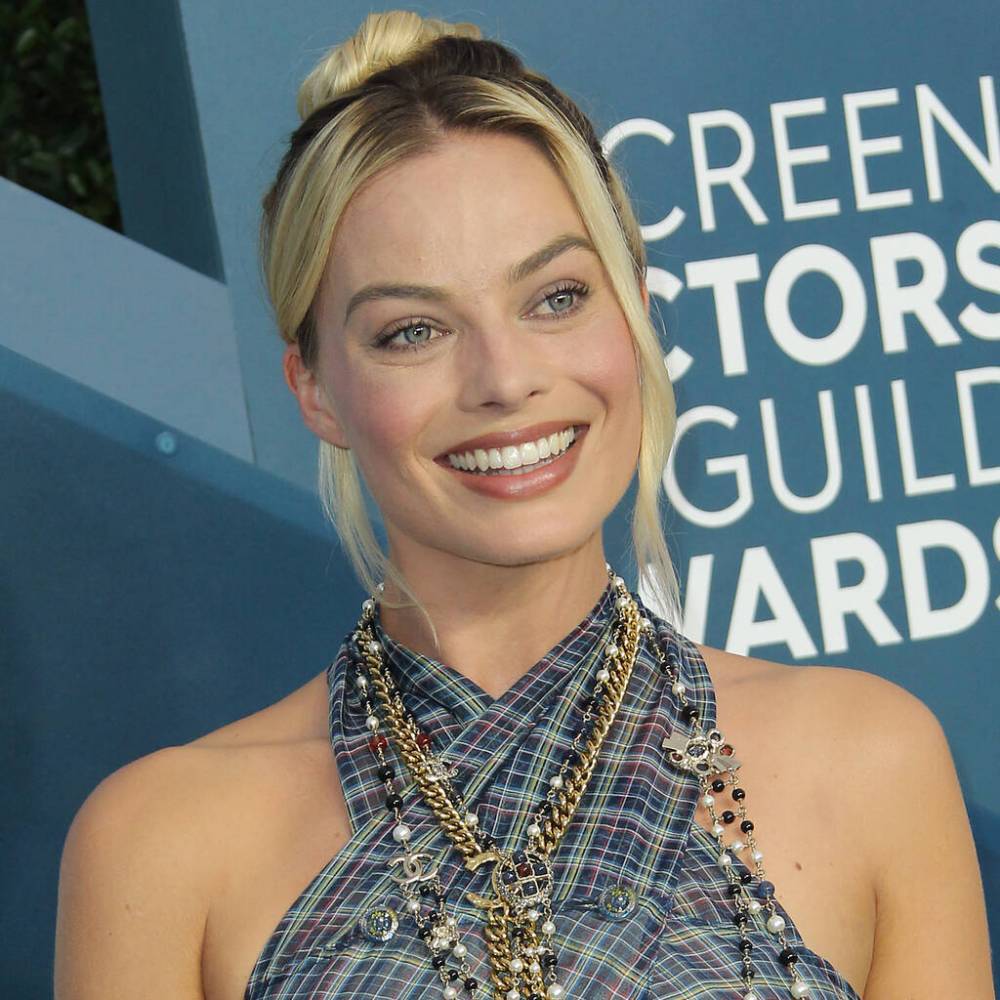 Margot Robbie gave up tattoo artistry after botching friend’s back inking - www.peoplemagazine.co.za