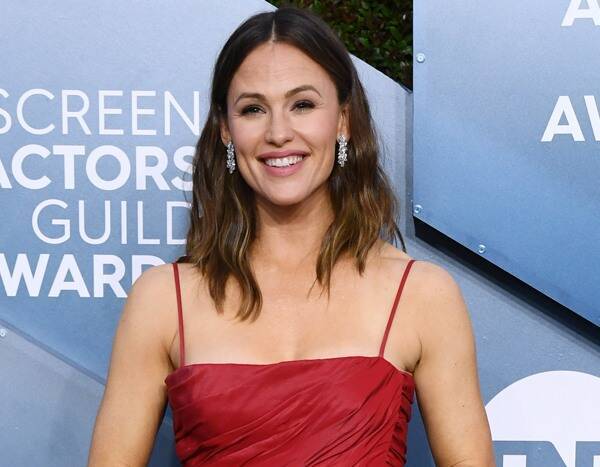 Jennifer Garner Has the Best Reactions to This Gripping Love Story - www.eonline.com - New York - North Carolina