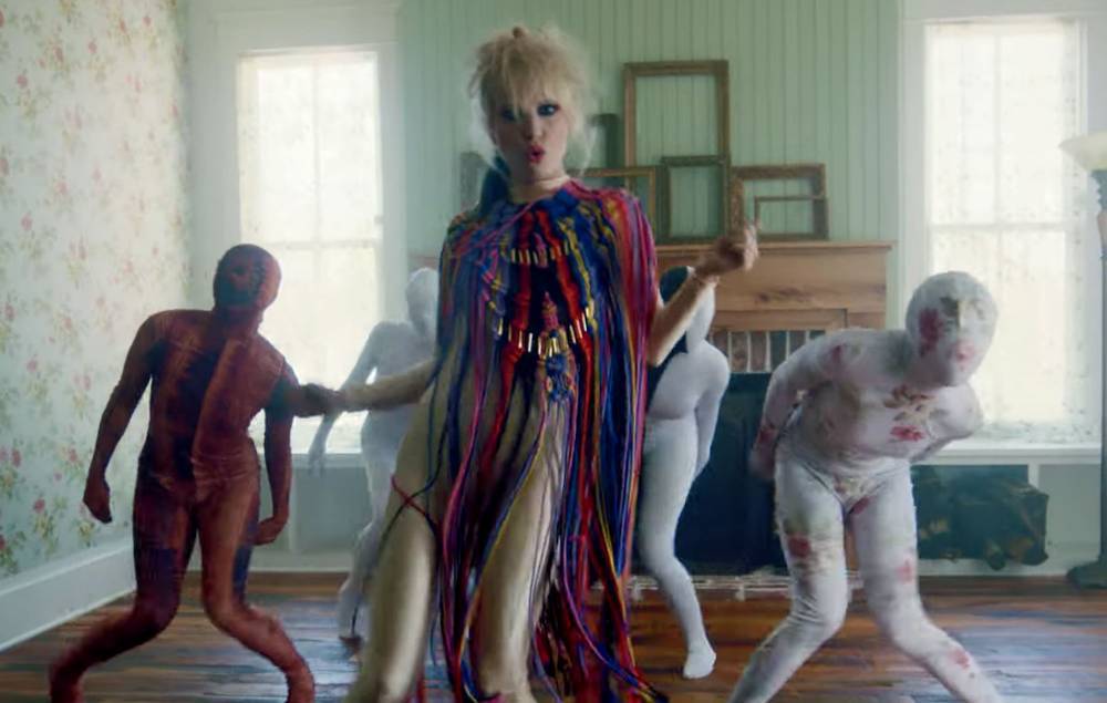 Hayley Williams gets her freak on for the twisted ‘Cinnamon’, shares debut solo EP - www.nme.com
