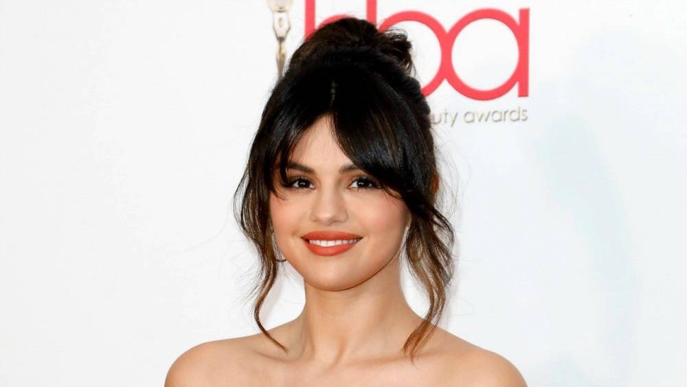 Selena Gomez Is Perfection in Peach Dress and Coral Lip at LA Event - www.etonline.com - Los Angeles