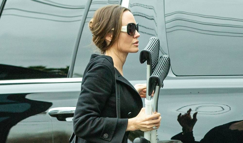 Angelina Jolie Carries Shiloh's Crutches While Going to the Movies - www.justjared.com - Los Angeles - county Angelina