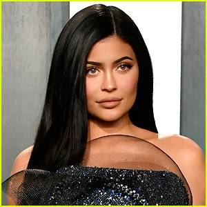 Kylie Jenner Gives Rare Glimpse at Her Natural Short Hair - www.justjared.com